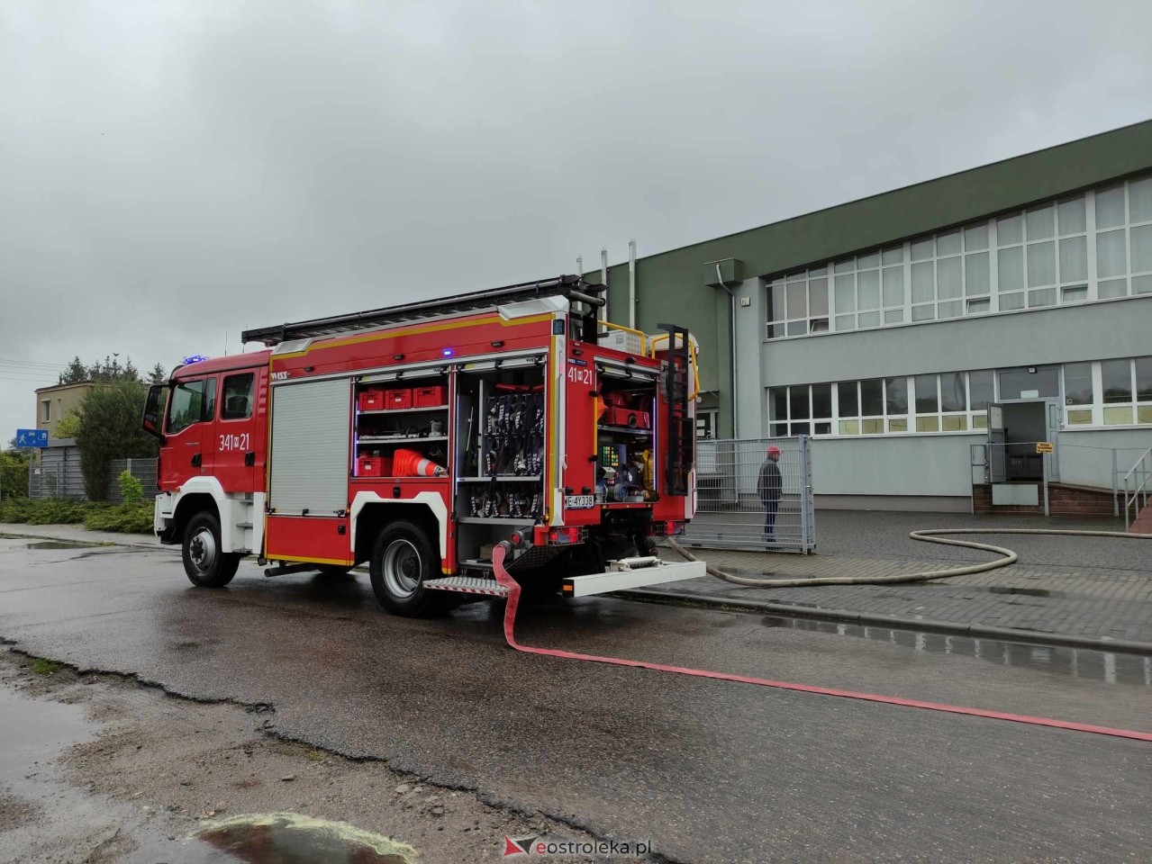 Pożar w budynku przy Alei Wojska Polskiego w Ostrołęce [16.05.2025] - zdjęcie #9 - eOstroleka.pl