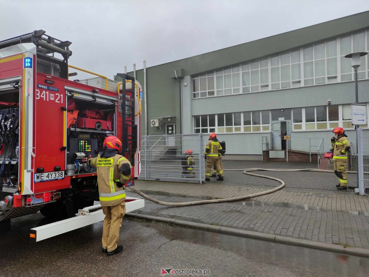 Pożar w budynku przy Alei Wojska Polskiego w Ostrołęce [16.05.2025] - zdjęcie #7 - eOstroleka.pl
