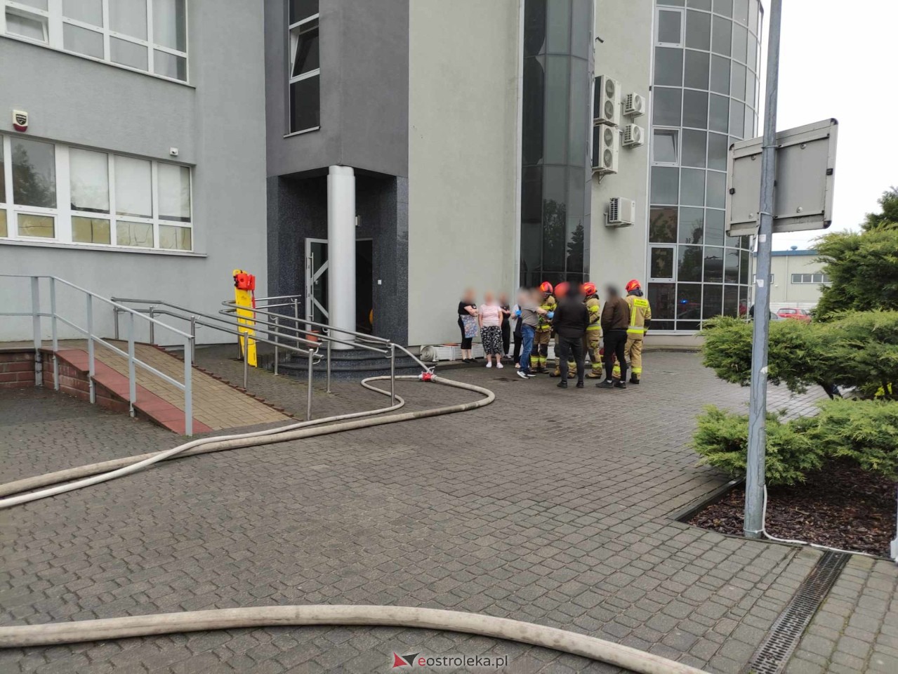 Pożar w budynku przy Alei Wojska Polskiego w Ostrołęce [16.05.2025] - zdjęcie #6 - eOstroleka.pl