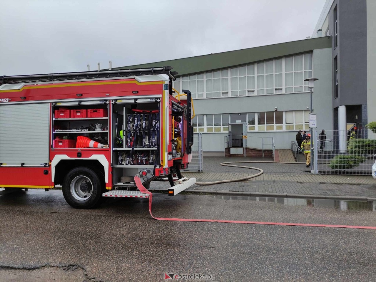 Pożar w budynku przy Alei Wojska Polskiego w Ostrołęce [16.05.2025] - zdjęcie #4 - eOstroleka.pl
