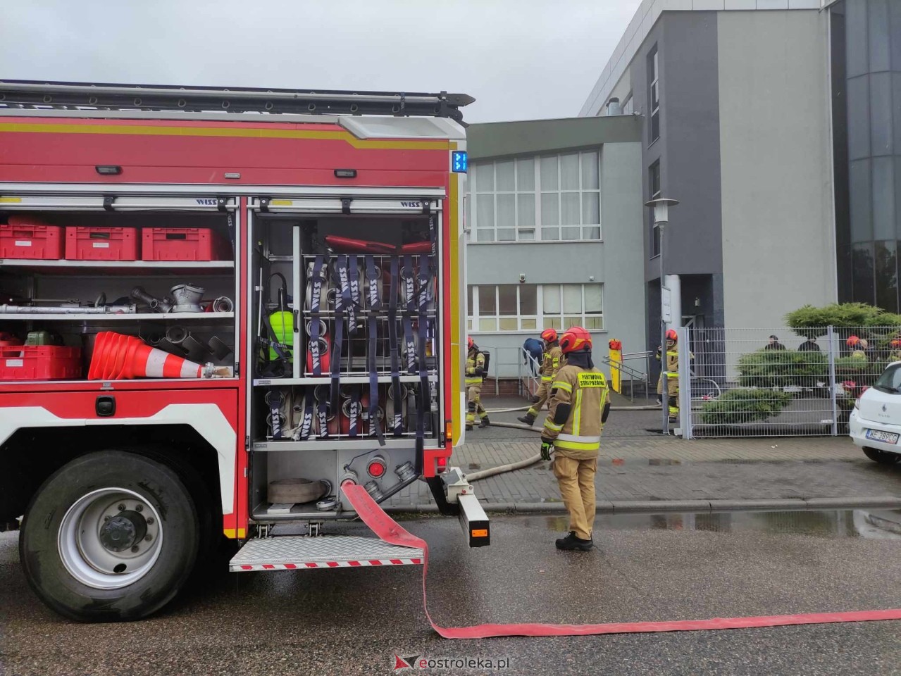 Pożar w budynku przy Alei Wojska Polskiego w Ostrołęce [16.05.2025] - zdjęcie #1 - eOstroleka.pl