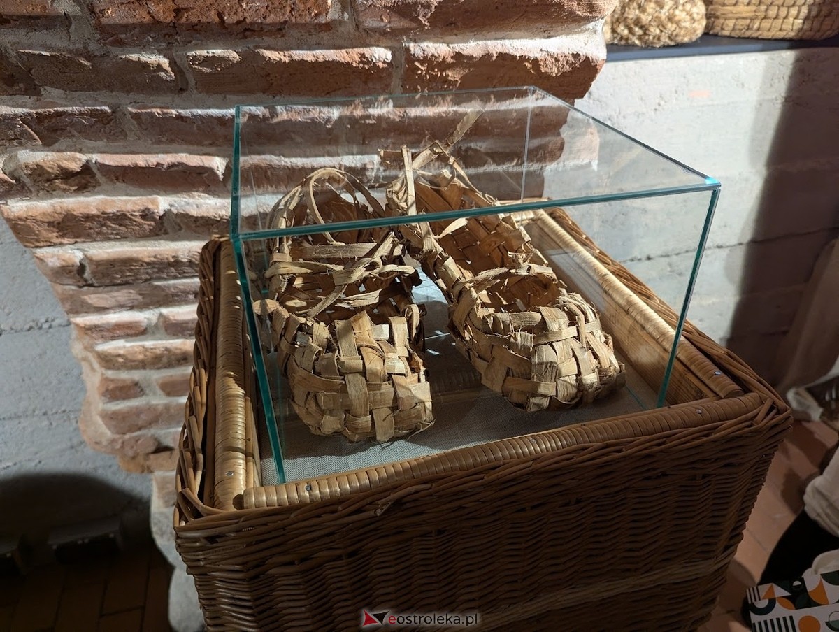 Wernisaż wystawy „Splecione z naturą. Plecionkarstwo kurpiowskie” w Muzeum Kultury Kurpiowskiej [16.05.2025] - zdjęcie #18 - eOstroleka.pl