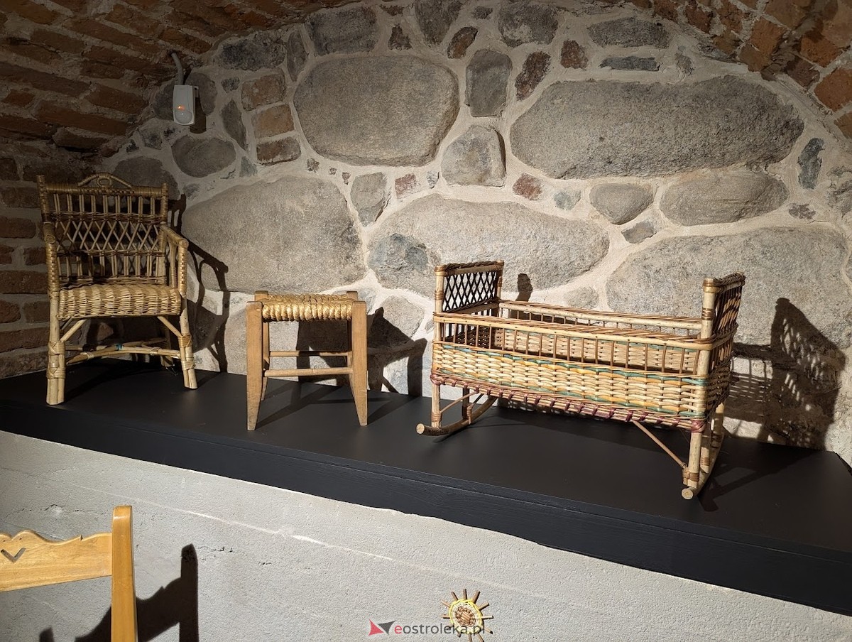 Wernisaż wystawy „Splecione z naturą. Plecionkarstwo kurpiowskie” w Muzeum Kultury Kurpiowskiej [16.05.2025] - zdjęcie #17 - eOstroleka.pl