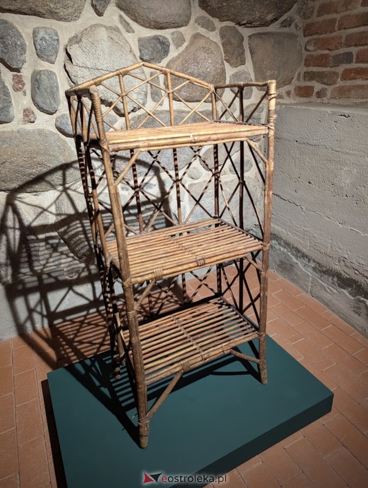 Wernisaż wystawy „Splecione z naturą. Plecionkarstwo kurpiowskie” w Muzeum Kultury Kurpiowskiej [16.05.2025] - zdjęcie #15 - eOstroleka.pl