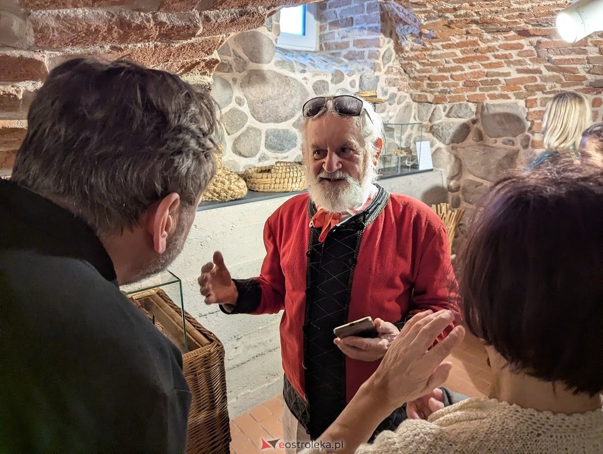Wernisaż wystawy „Splecione z naturą. Plecionkarstwo kurpiowskie” w Muzeum Kultury Kurpiowskiej [16.05.2025] - zdjęcie #13 - eOstroleka.pl
