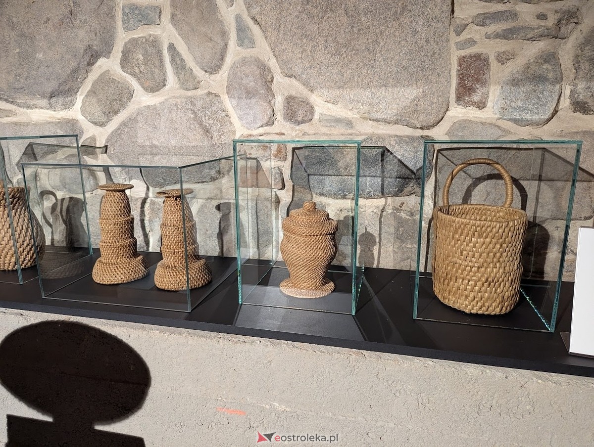 Wernisaż wystawy „Splecione z naturą. Plecionkarstwo kurpiowskie” w Muzeum Kultury Kurpiowskiej [16.05.2025] - zdjęcie #12 - eOstroleka.pl