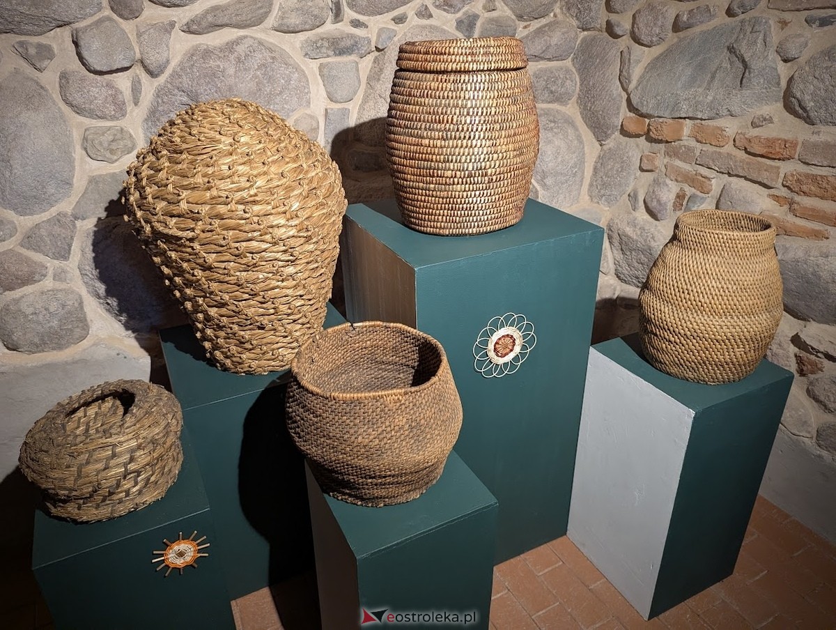 Wernisaż wystawy „Splecione z naturą. Plecionkarstwo kurpiowskie” w Muzeum Kultury Kurpiowskiej [16.05.2025] - zdjęcie #10 - eOstroleka.pl
