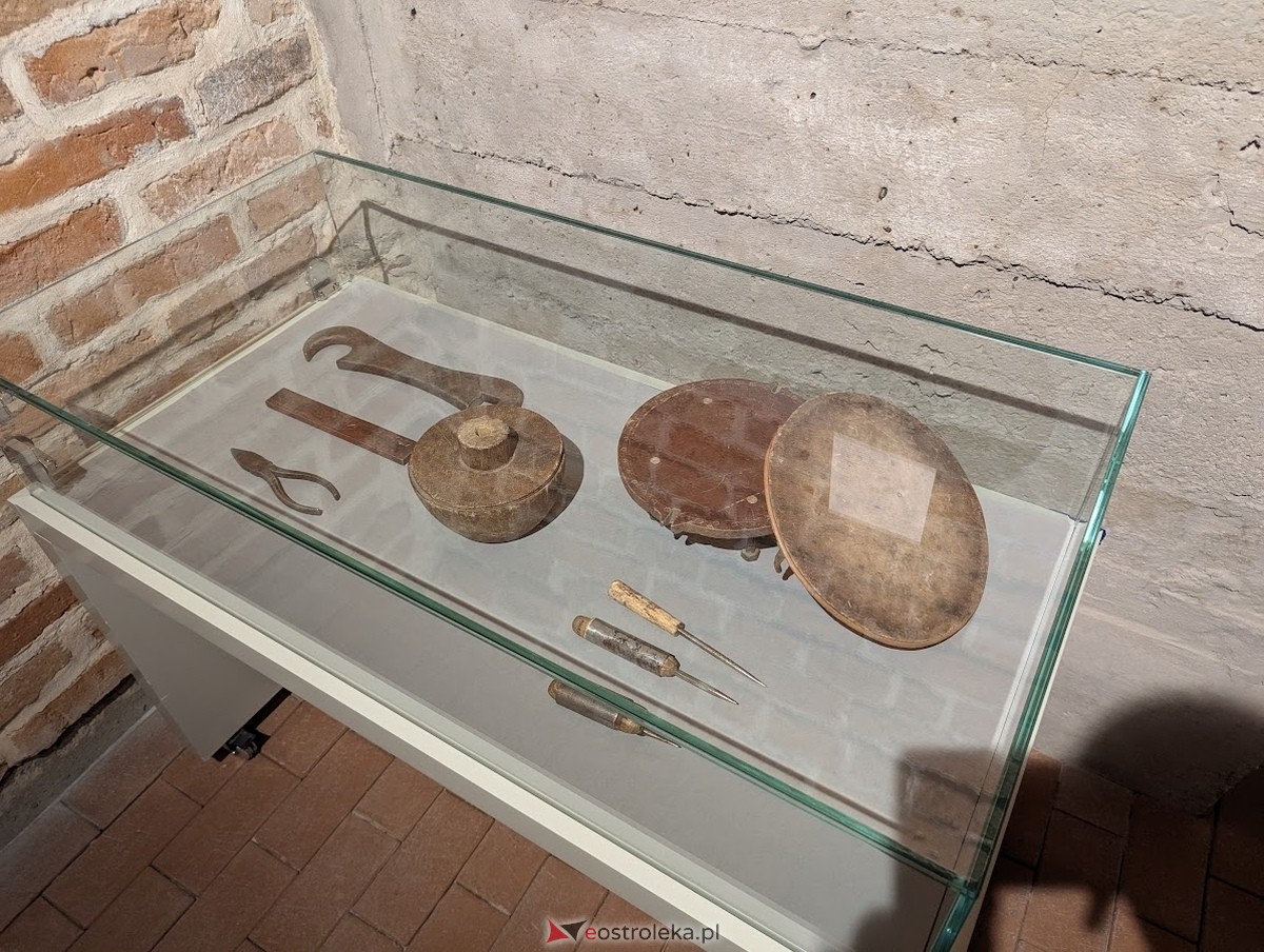 Wernisaż wystawy „Splecione z naturą. Plecionkarstwo kurpiowskie” w Muzeum Kultury Kurpiowskiej [16.05.2025] - zdjęcie #6 - eOstroleka.pl