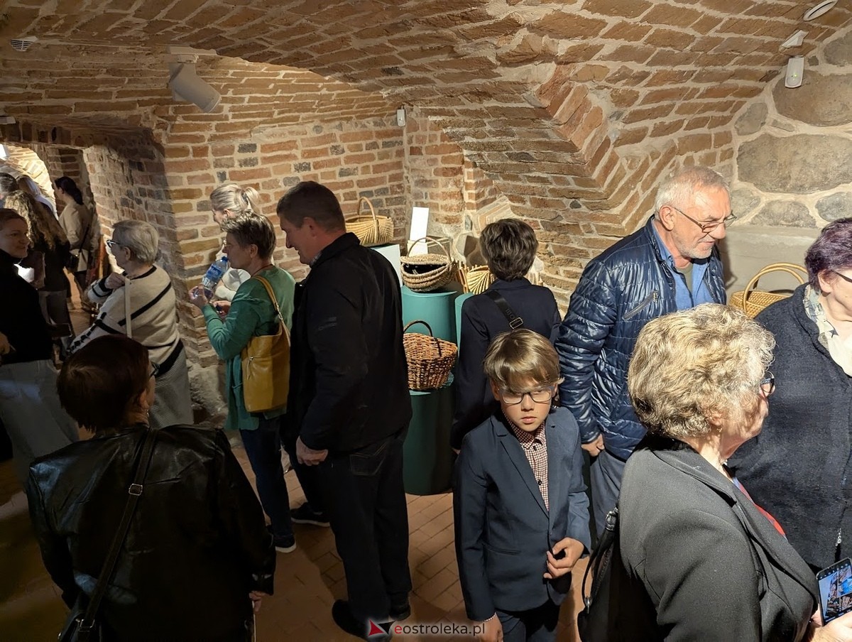 Wernisaż wystawy „Splecione z naturą. Plecionkarstwo kurpiowskie” w Muzeum Kultury Kurpiowskiej [16.05.2025] - zdjęcie #2 - eOstroleka.pl