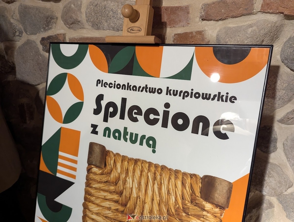 Wernisaż wystawy „Splecione z naturą. Plecionkarstwo kurpiowskie” w Muzeum Kultury Kurpiowskiej [16.05.2025] - zdjęcie #1 - eOstroleka.pl