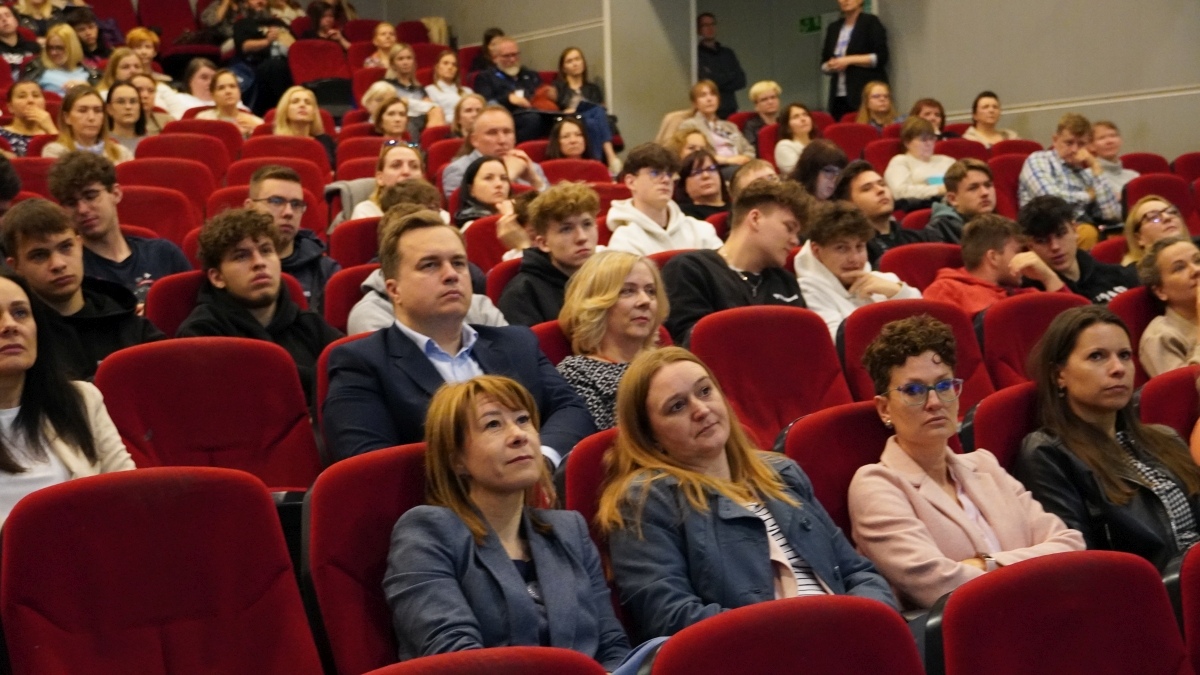 Konferencja „Świadomość w erze ekranów” w OCK [23.05.2025] - zdjęcie #12 - eOstroleka.pl