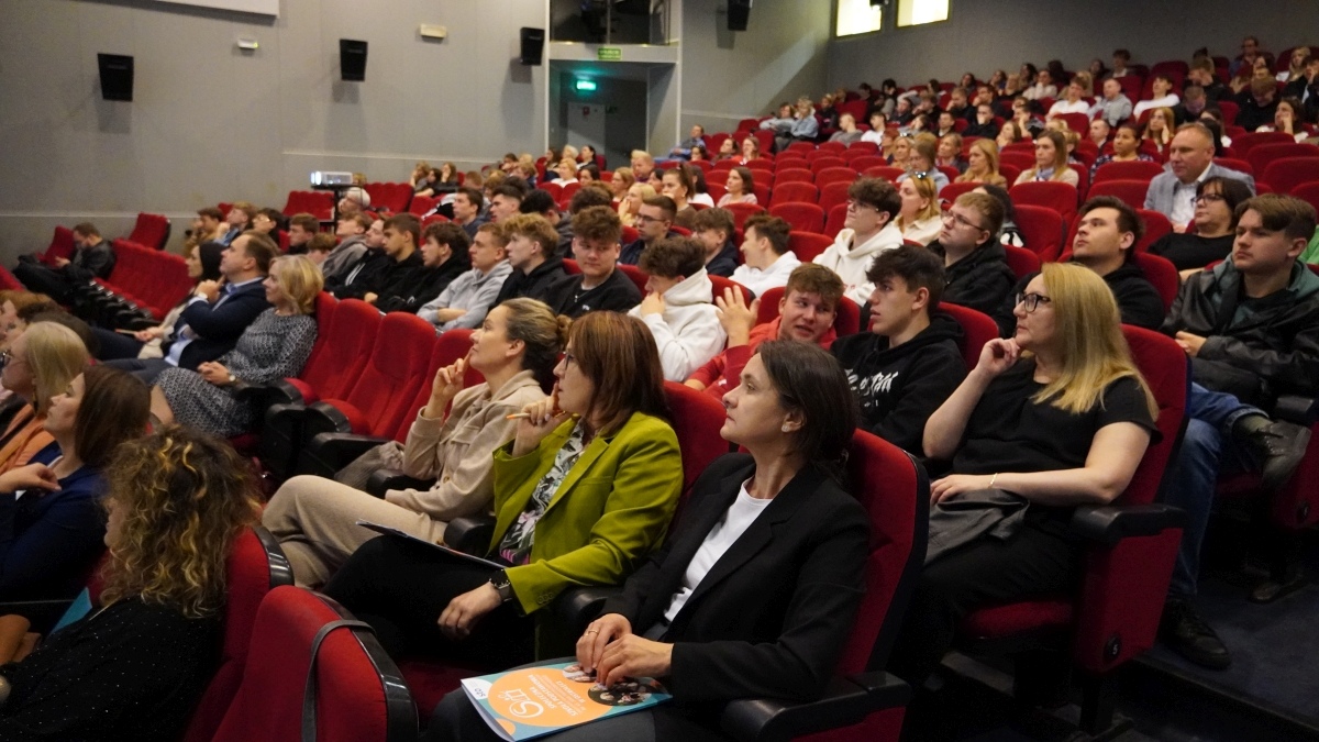 Konferencja „Świadomość w erze ekranów” w OCK [23.05.2025] - zdjęcie #11 - eOstroleka.pl