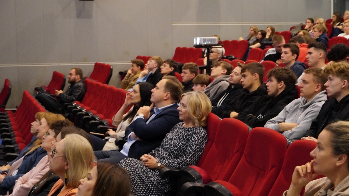 Konferencja „Świadomość w erze ekranów” w OCK [23.05.2025] - zdjęcie #10 - eOstroleka.pl