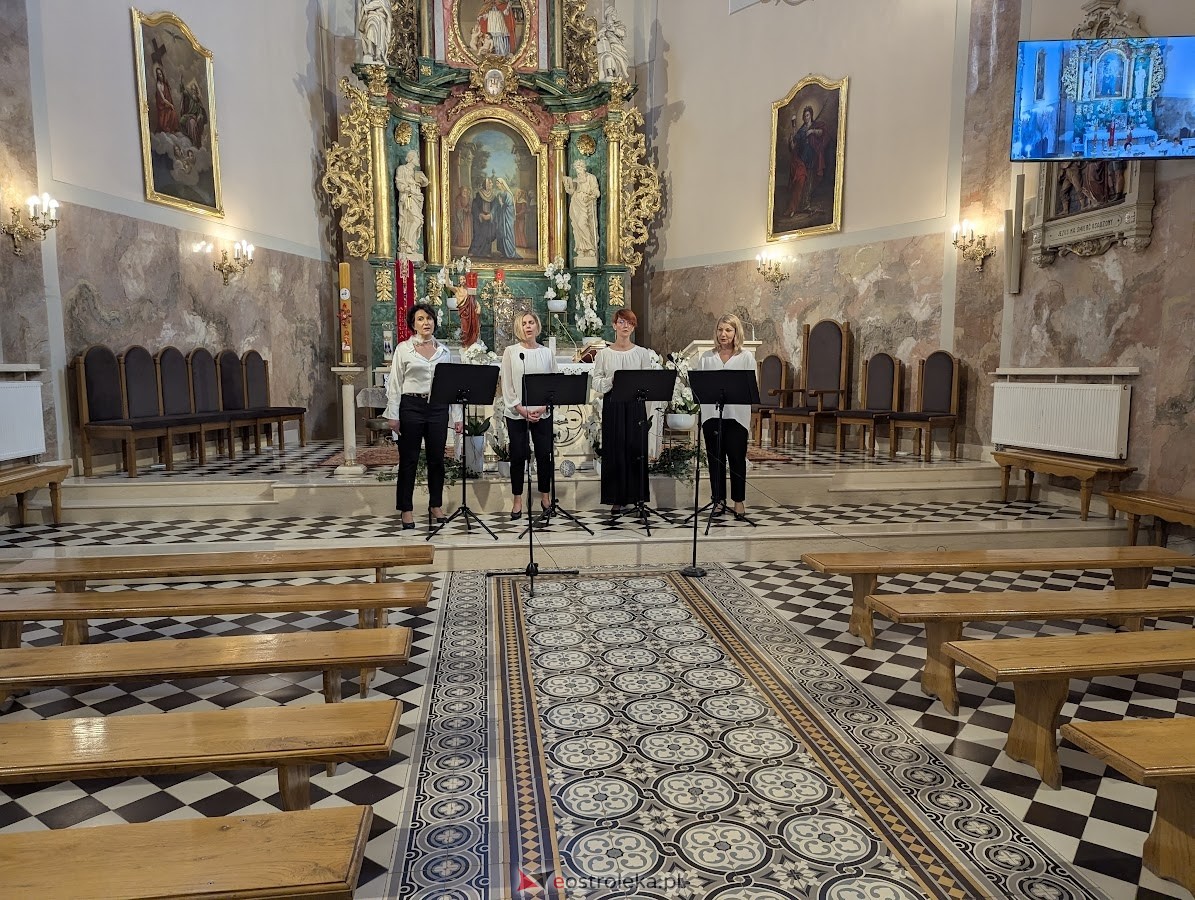 Koncert grupy wokalnej Trzecie Zwrotki w ostrołęckiej farze [25.05.2025] - zdjęcie #18 - eOstroleka.pl