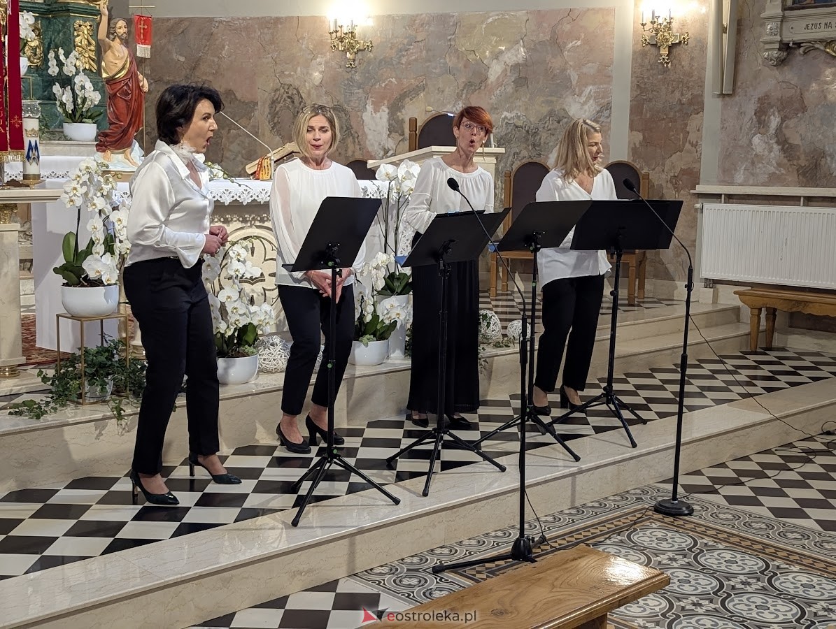 Koncert grupy wokalnej Trzecie Zwrotki w ostrołęckiej farze [25.05.2025] - zdjęcie #15 - eOstroleka.pl