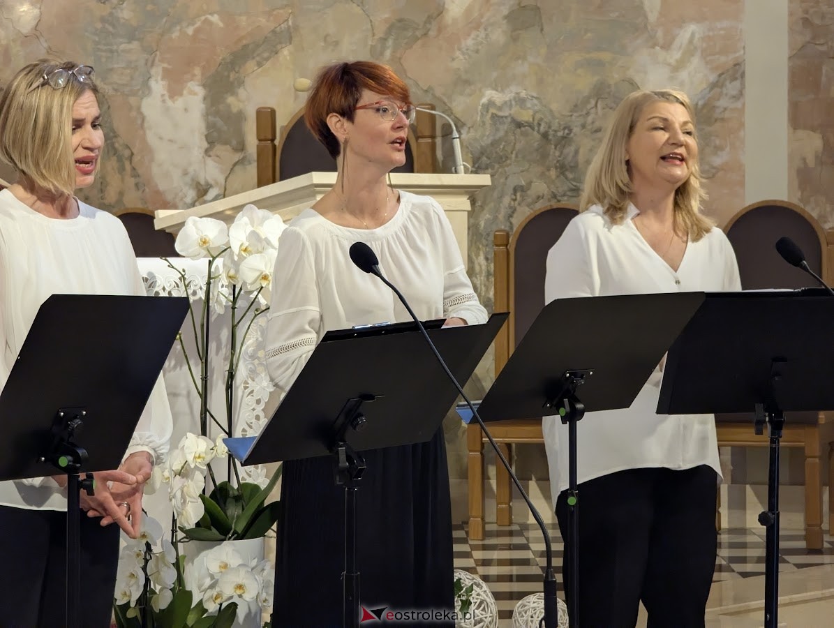 Koncert grupy wokalnej Trzecie Zwrotki w ostrołęckiej farze [25.05.2025] - zdjęcie #14 - eOstroleka.pl