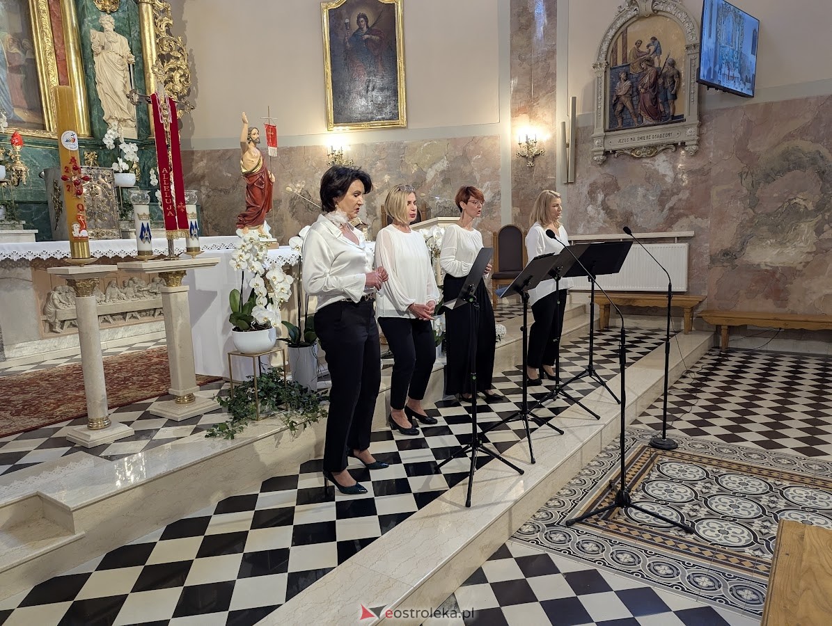 Koncert grupy wokalnej Trzecie Zwrotki w ostrołęckiej farze [25.05.2025] - zdjęcie #12 - eOstroleka.pl