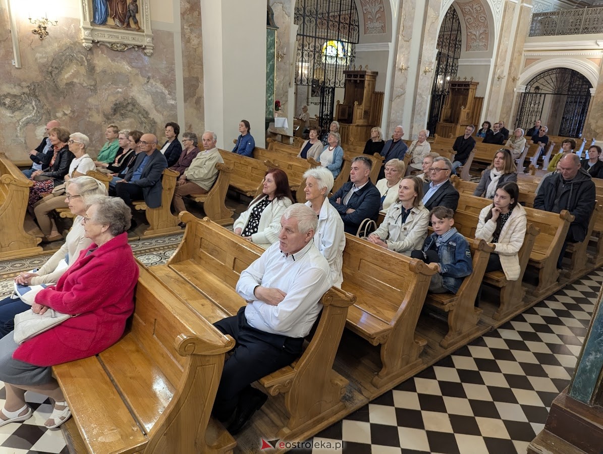 Koncert grupy wokalnej Trzecie Zwrotki w ostrołęckiej farze [25.05.2025] - zdjęcie #9 - eOstroleka.pl