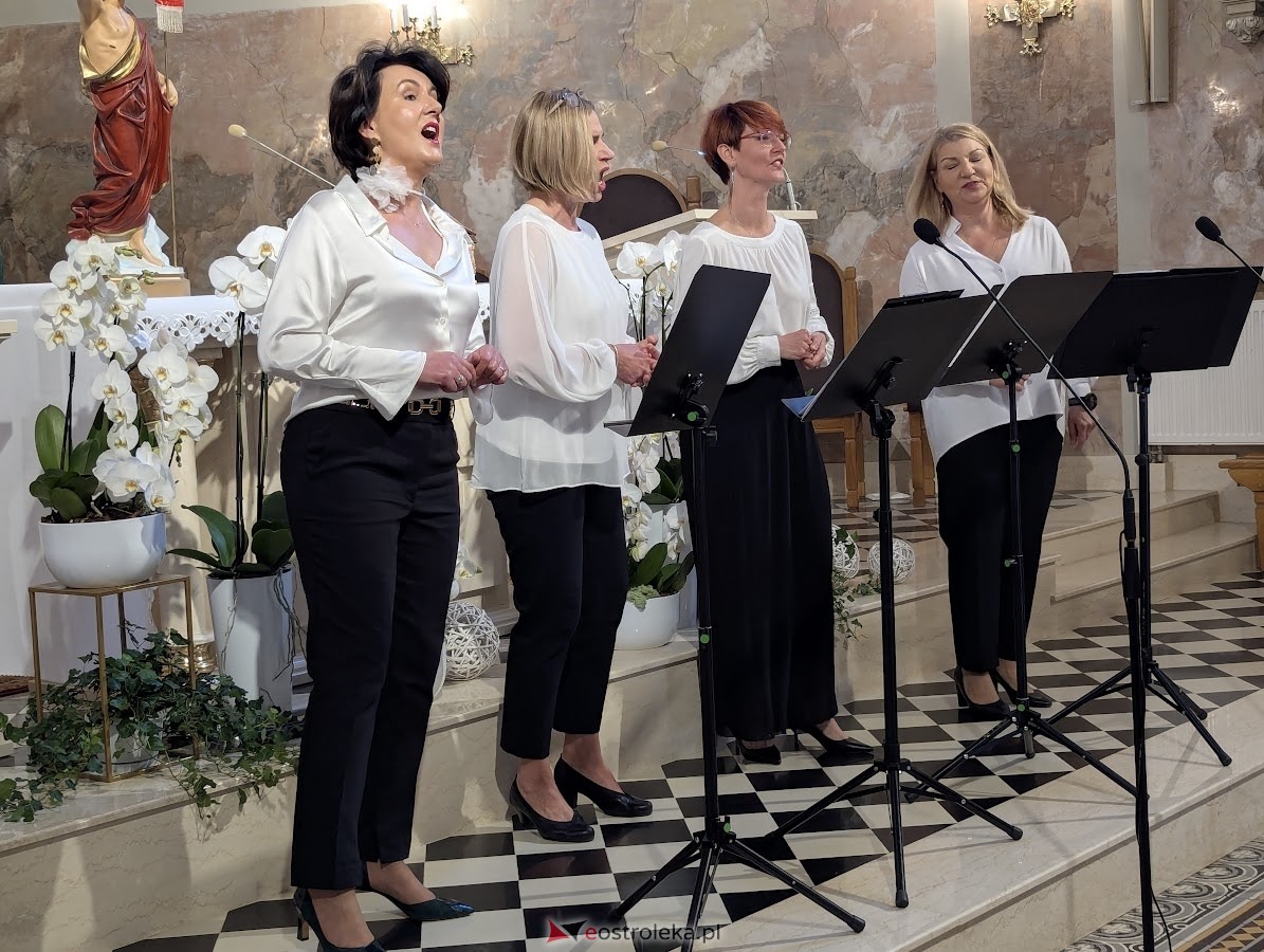 Koncert grupy wokalnej Trzecie Zwrotki w ostrołęckiej farze [25.05.2025] - zdjęcie #8 - eOstroleka.pl