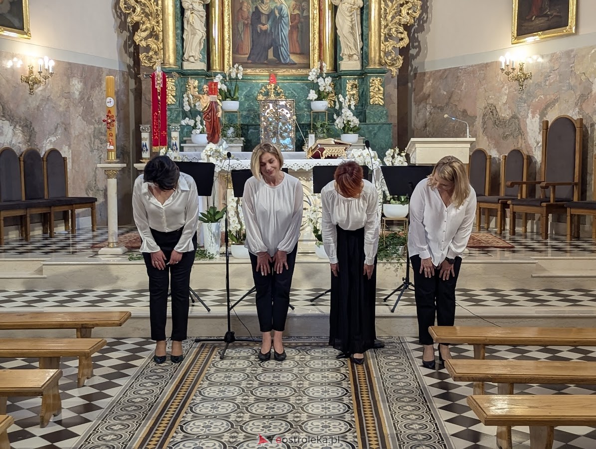Koncert grupy wokalnej Trzecie Zwrotki w ostrołęckiej farze [25.05.2025] - zdjęcie #4 - eOstroleka.pl