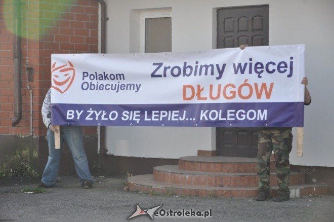 Tuskobus w Ostrołęce: „Polakom obiecujemy, zrobimy więcej długów” (27.IX.2011)  - zdjęcie #2 - eOstroleka.pl