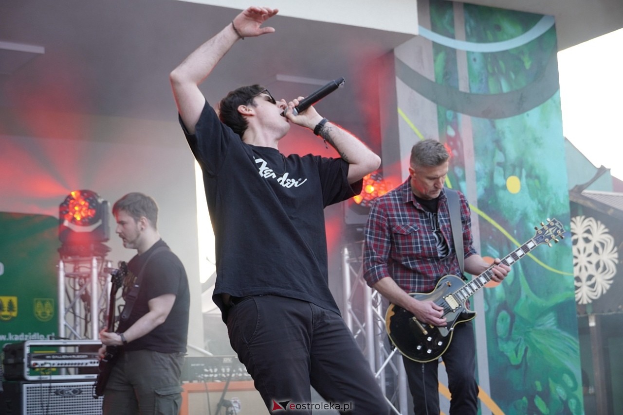 Motoryzacyjny Piknik Rodzinny w Kadzidle „Kurpie jeżdżą nisko!: MadStone [25.05.2025] - zdjęcie #24 - eOstroleka.pl