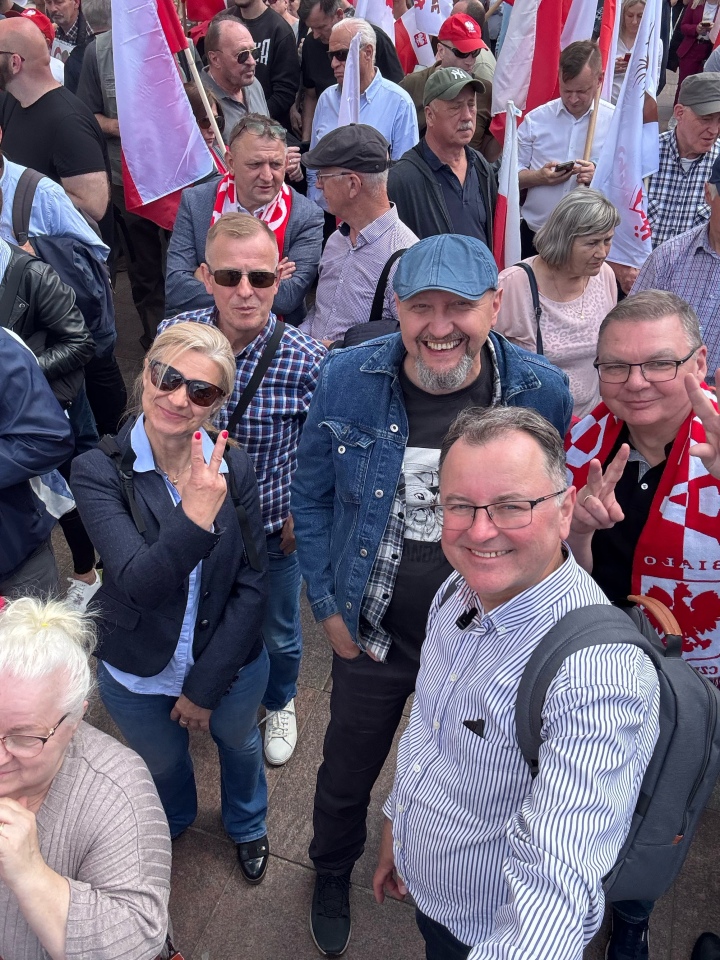 Marsz poparcia Karola Nawrockiego w Warszawie [25.05.2025] - zdjęcie #34 - eOstroleka.pl