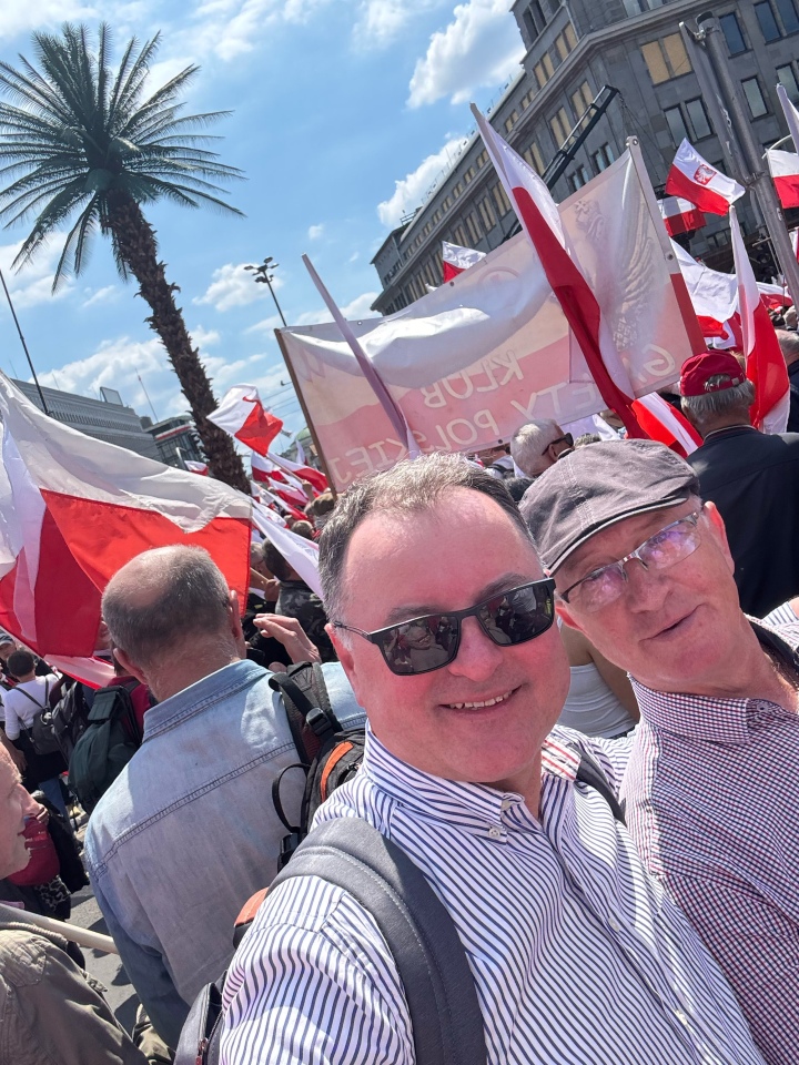 Marsz poparcia Karola Nawrockiego w Warszawie [25.05.2025] - zdjęcie #32 - eOstroleka.pl