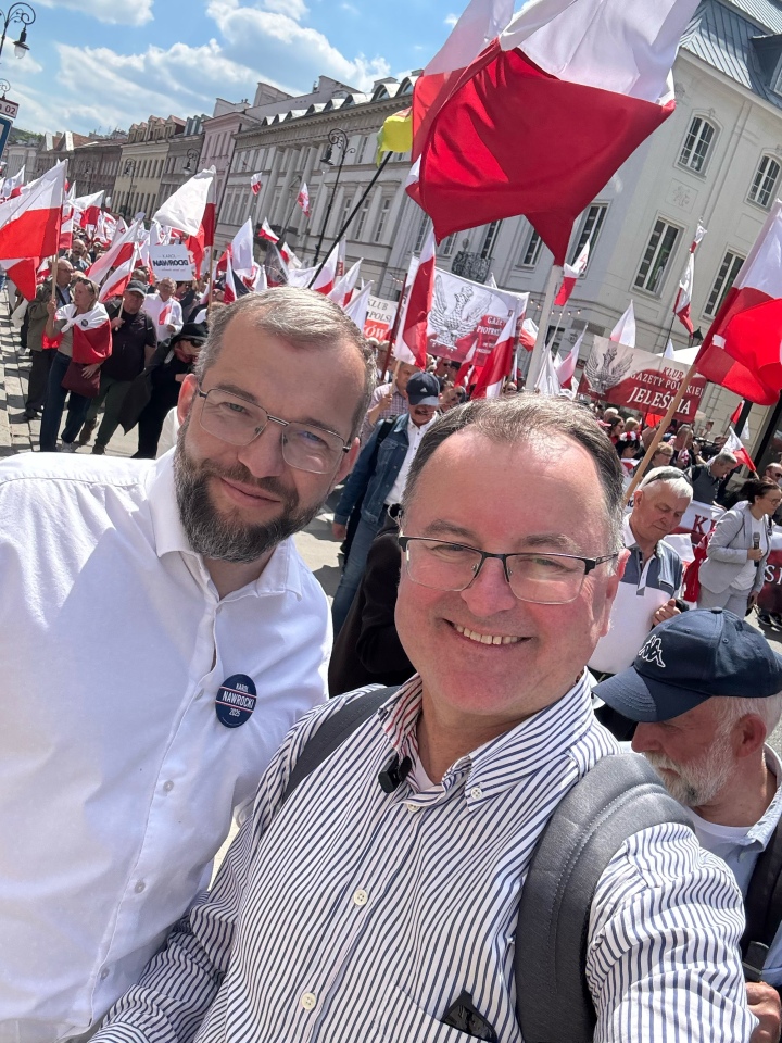 Marsz poparcia Karola Nawrockiego w Warszawie [25.05.2025] - zdjęcie #31 - eOstroleka.pl