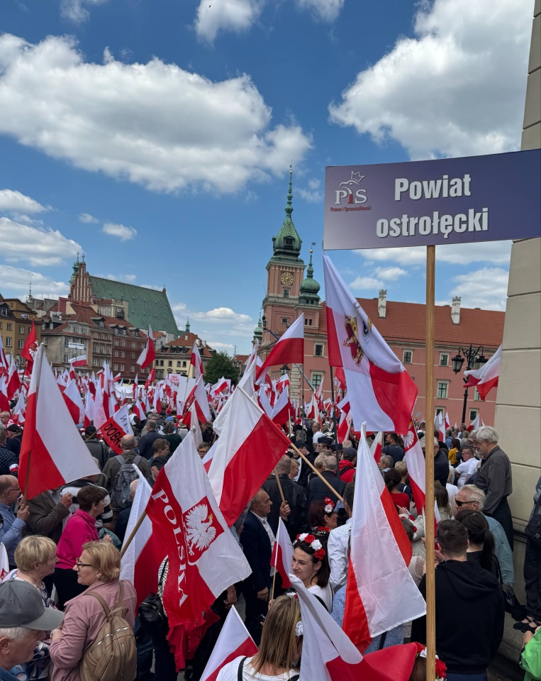 Marsz poparcia Karola Nawrockiego w Warszawie [25.05.2025] - zdjęcie #13 - eOstroleka.pl