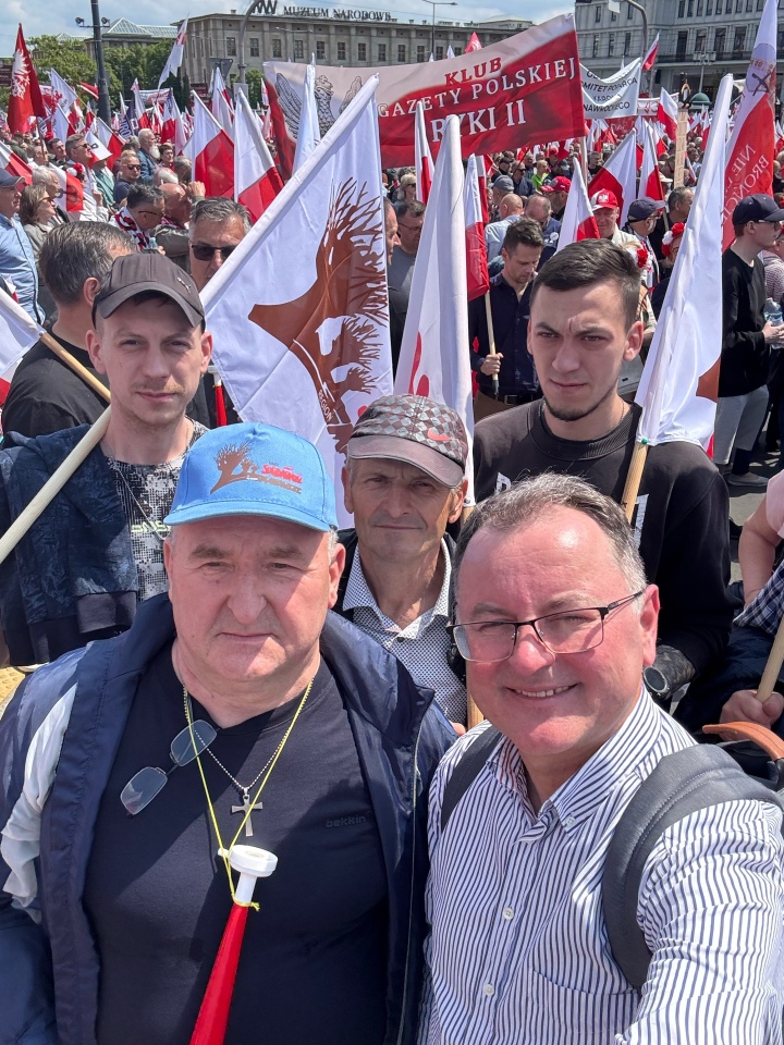 Marsz poparcia Karola Nawrockiego w Warszawie [25.05.2025] - zdjęcie #11 - eOstroleka.pl