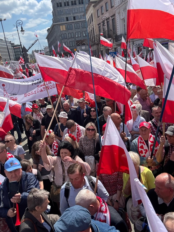 Marsz poparcia Karola Nawrockiego w Warszawie [25.05.2025] - zdjęcie #9 - eOstroleka.pl