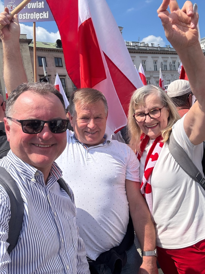 Marsz poparcia Karola Nawrockiego w Warszawie [25.05.2025] - zdjęcie #6 - eOstroleka.pl