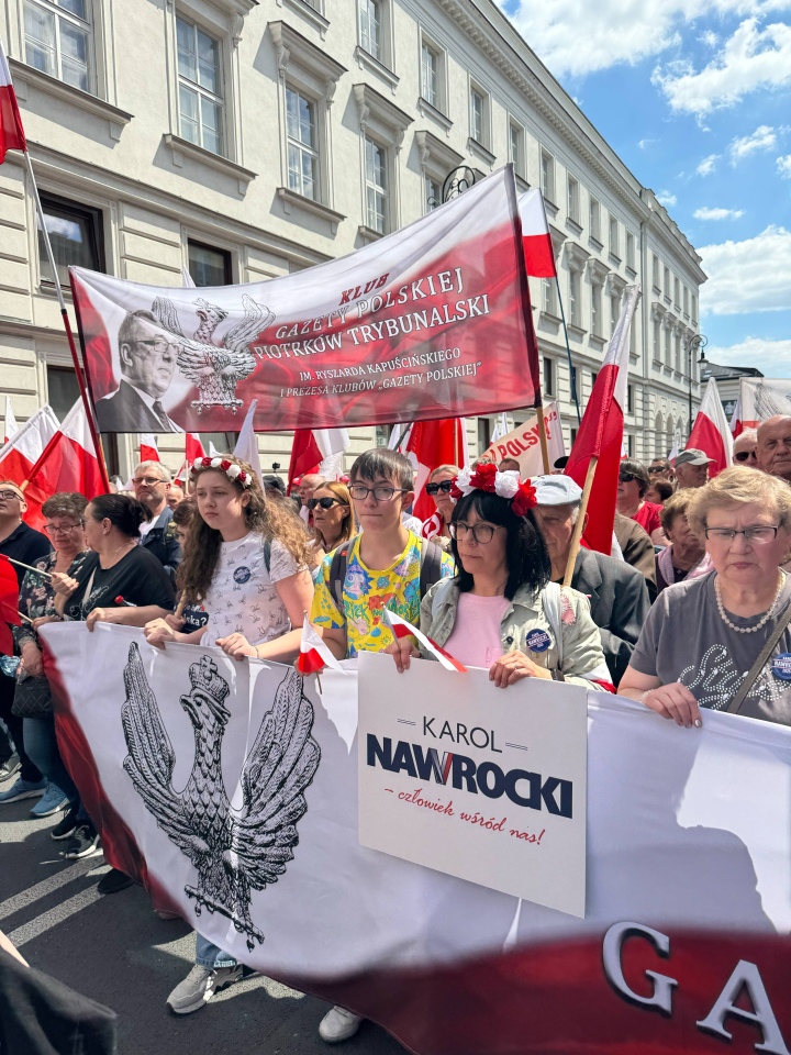Marsz poparcia Karola Nawrockiego w Warszawie [25.05.2025] - zdjęcie #4 - eOstroleka.pl