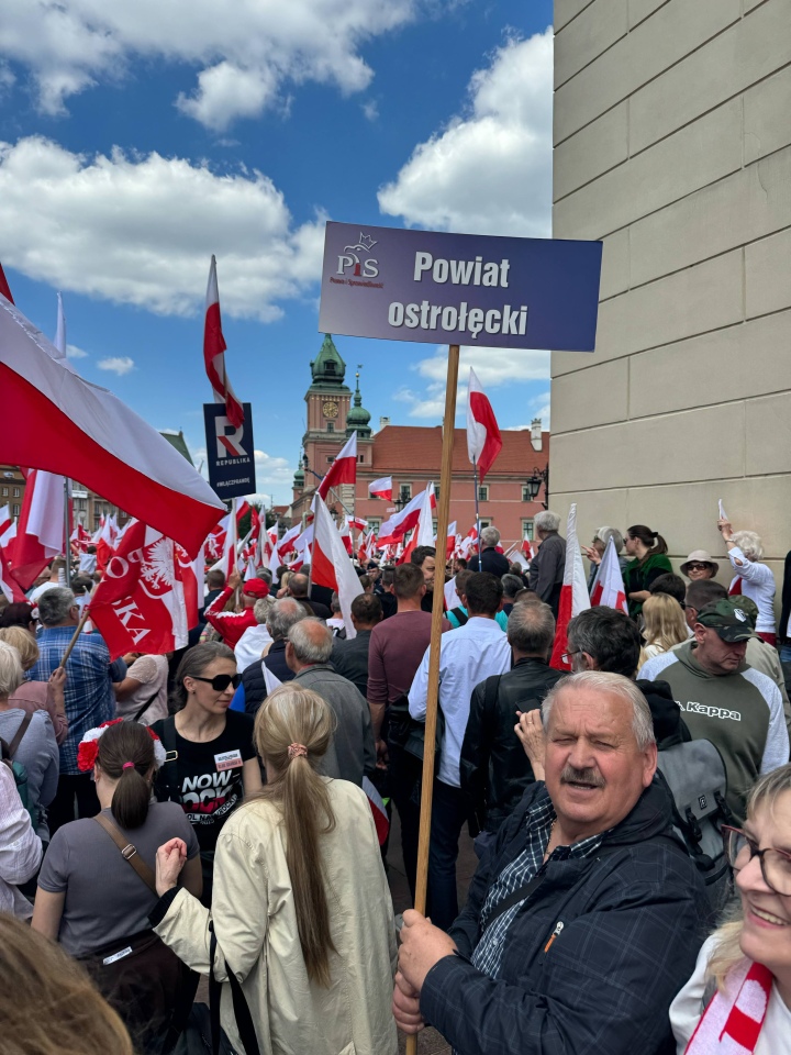 Marsz poparcia Karola Nawrockiego w Warszawie [25.05.2025] - zdjęcie #2 - eOstroleka.pl