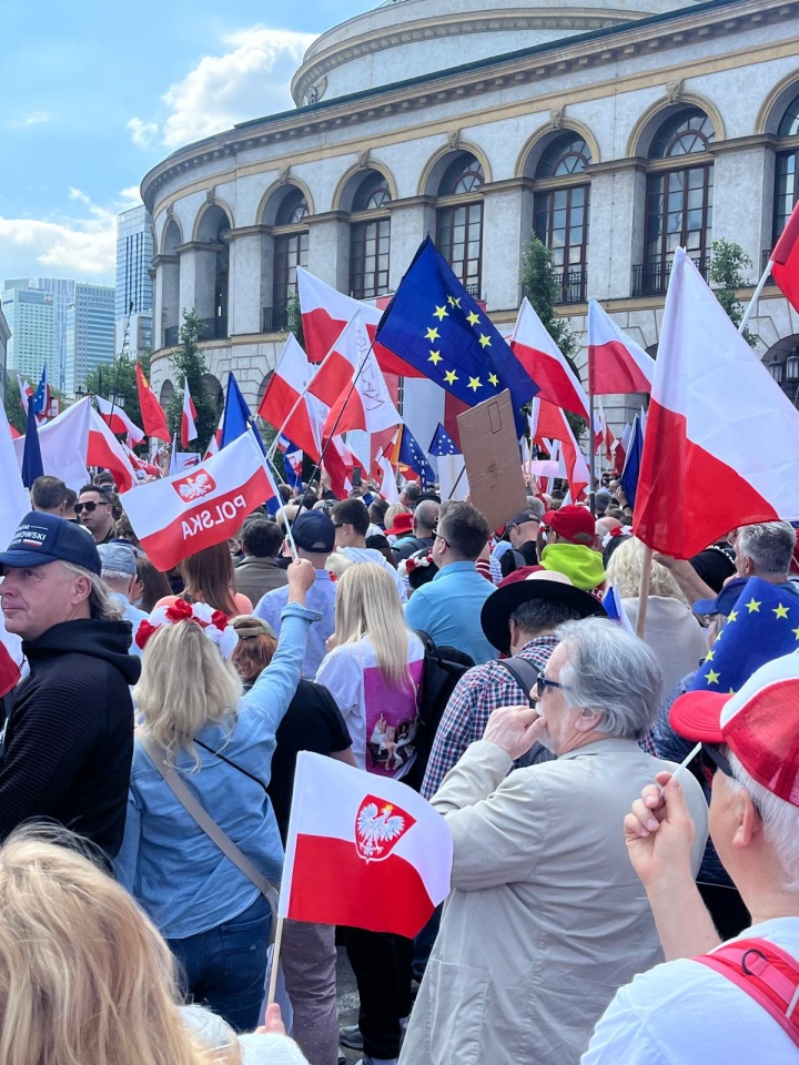 Marsz poparcia Rafała Trzaskowskiego w Warszawie [25.05.2025] - zdjęcie #10 - eOstroleka.pl