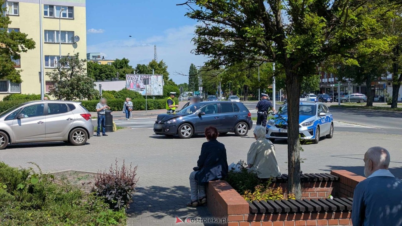 Kolizja na skrzyżowaniu ulic Hallera i Piłsudskiego w Ostrołęce [26.05.2025] - zdjęcie #6 - eOstroleka.pl