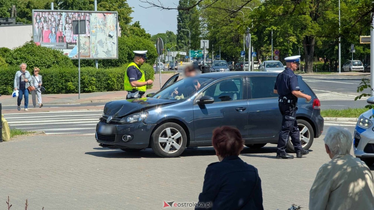 Kolizja na skrzyżowaniu ulic Hallera i Piłsudskiego w Ostrołęce [26.05.2025] - zdjęcie #5 - eOstroleka.pl
