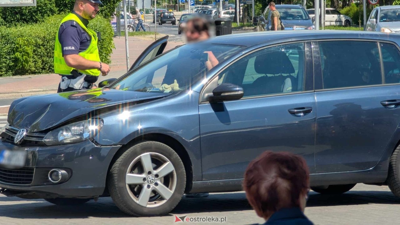 Kolizja na skrzyżowaniu ulic Hallera i Piłsudskiego w Ostrołęce [26.05.2025] - zdjęcie #4 - eOstroleka.pl