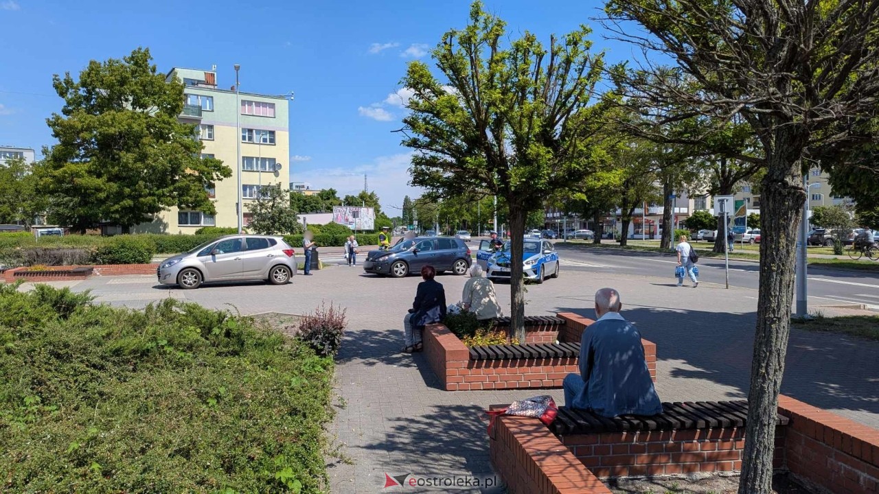 Kolizja na skrzyżowaniu ulic Hallera i Piłsudskiego w Ostrołęce [26.05.2025] - zdjęcie #3 - eOstroleka.pl