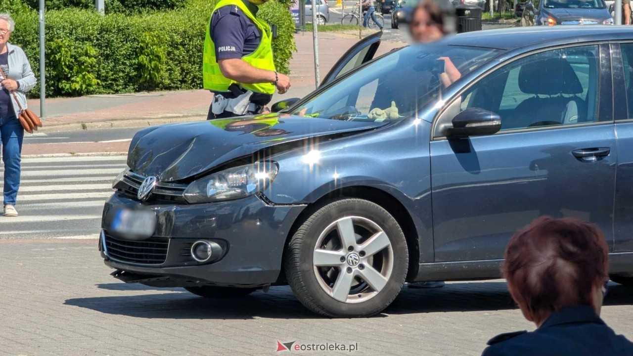 Kolizja na skrzyżowaniu ulic Hallera i Piłsudskiego w Ostrołęce [26.05.2025] - zdjęcie #2 - eOstroleka.pl