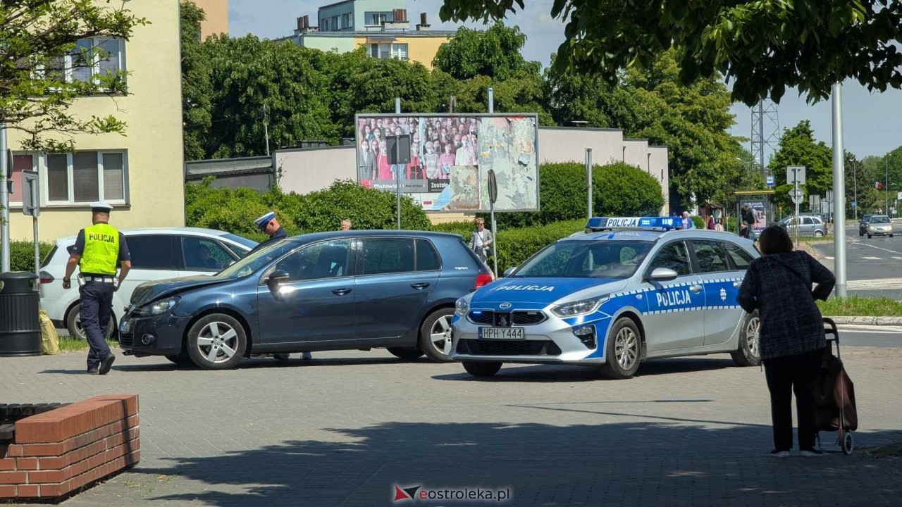 Kolizja na skrzyżowaniu ulic Hallera i Piłsudskiego w Ostrołęce [26.05.2025] - zdjęcie #1 - eOstroleka.pl