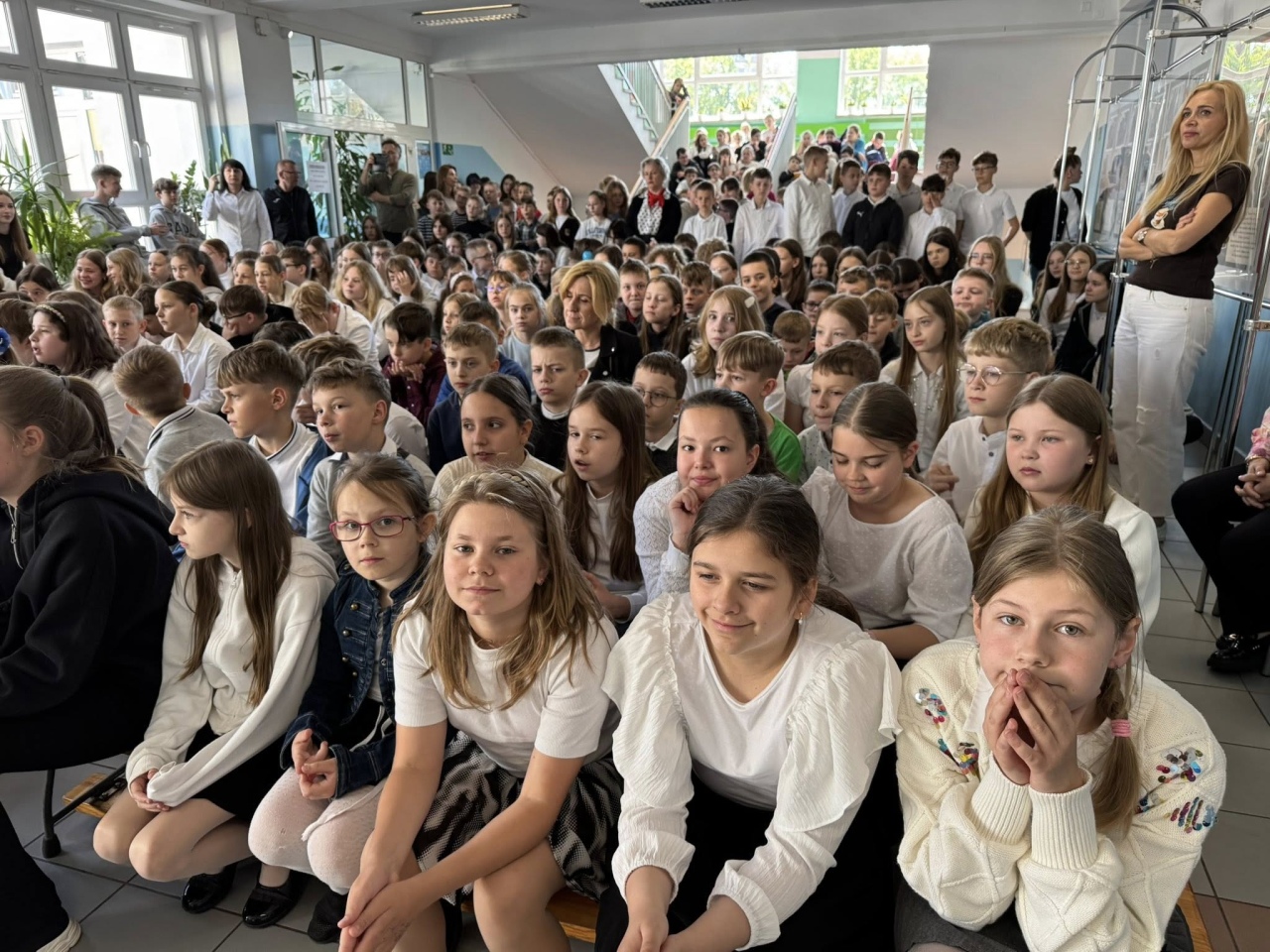 Apel w Szkole Podstawowej nr 10 z okazji 105. urodzin św. Jana Pawła II [27.05.2025] - zdjęcie #20 - eOstroleka.pl