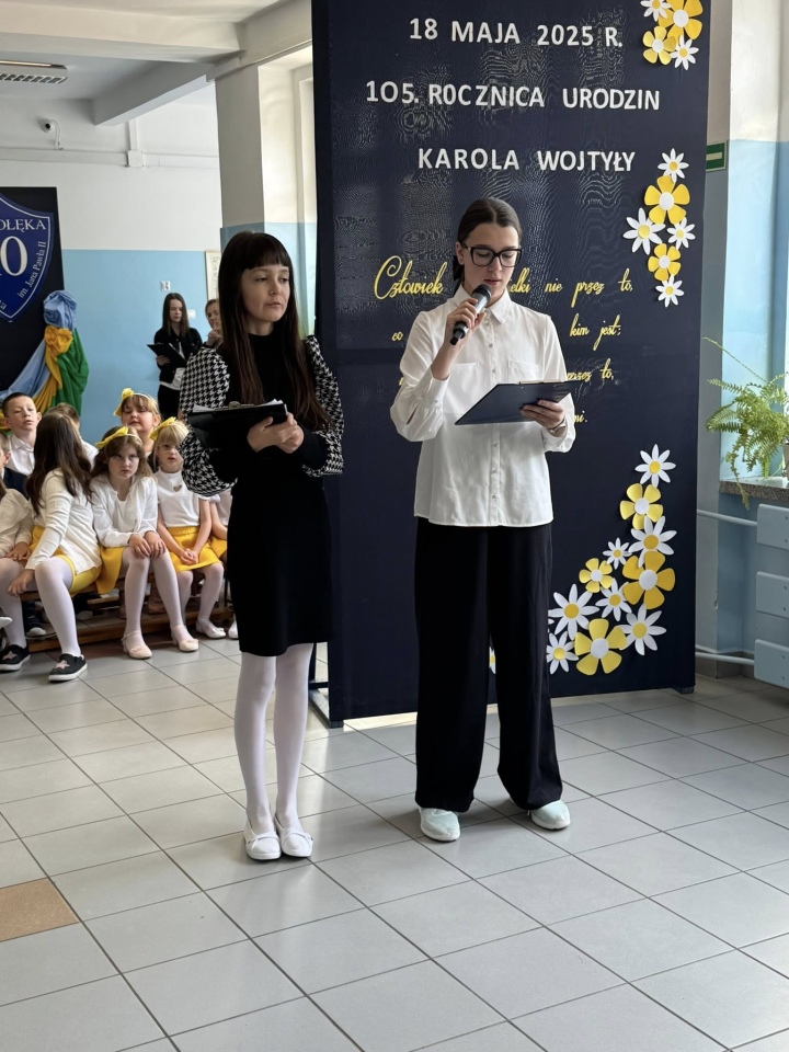 Apel w Szkole Podstawowej nr 10 z okazji 105. urodzin św. Jana Pawła II [27.05.2025] - zdjęcie #18 - eOstroleka.pl