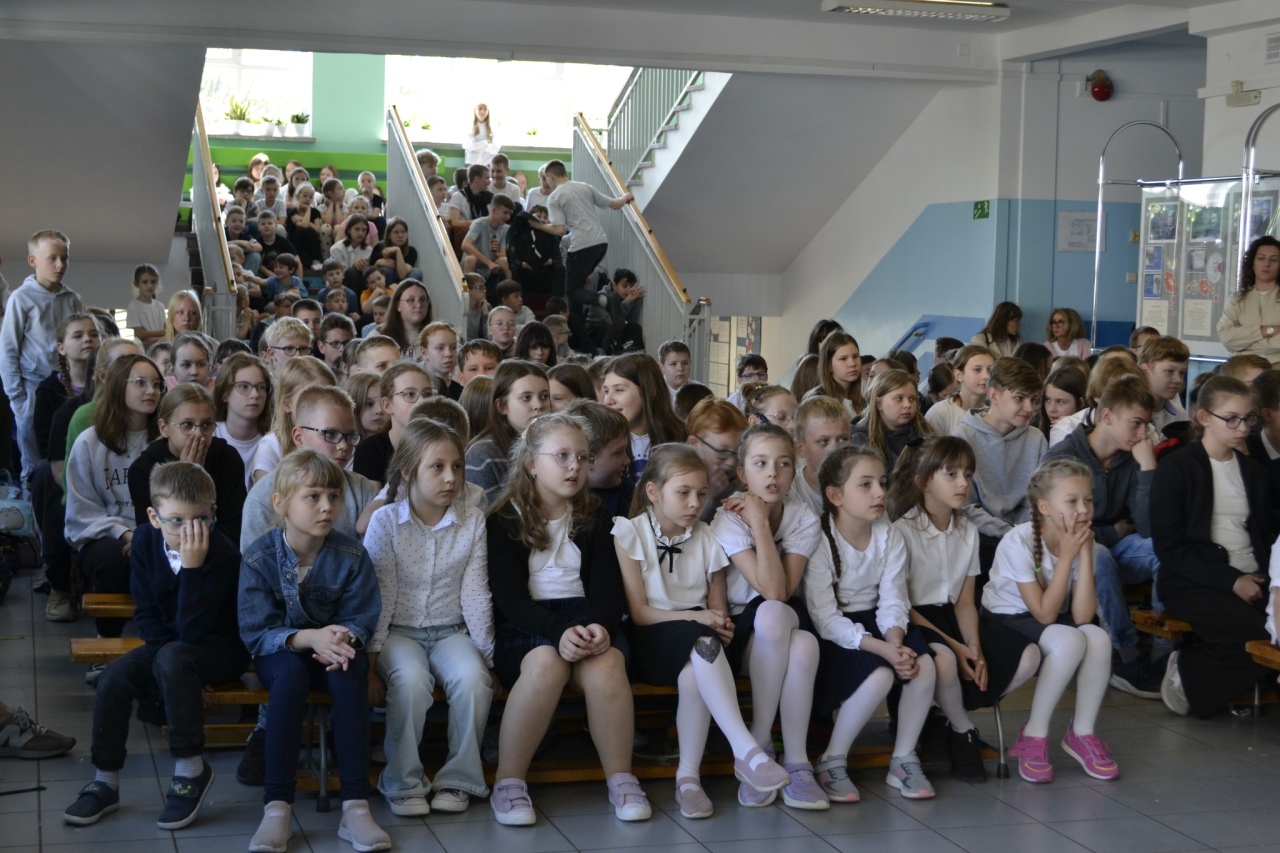 Apel w Szkole Podstawowej nr 10 z okazji 105. urodzin św. Jana Pawła II [27.05.2025] - zdjęcie #16 - eOstroleka.pl