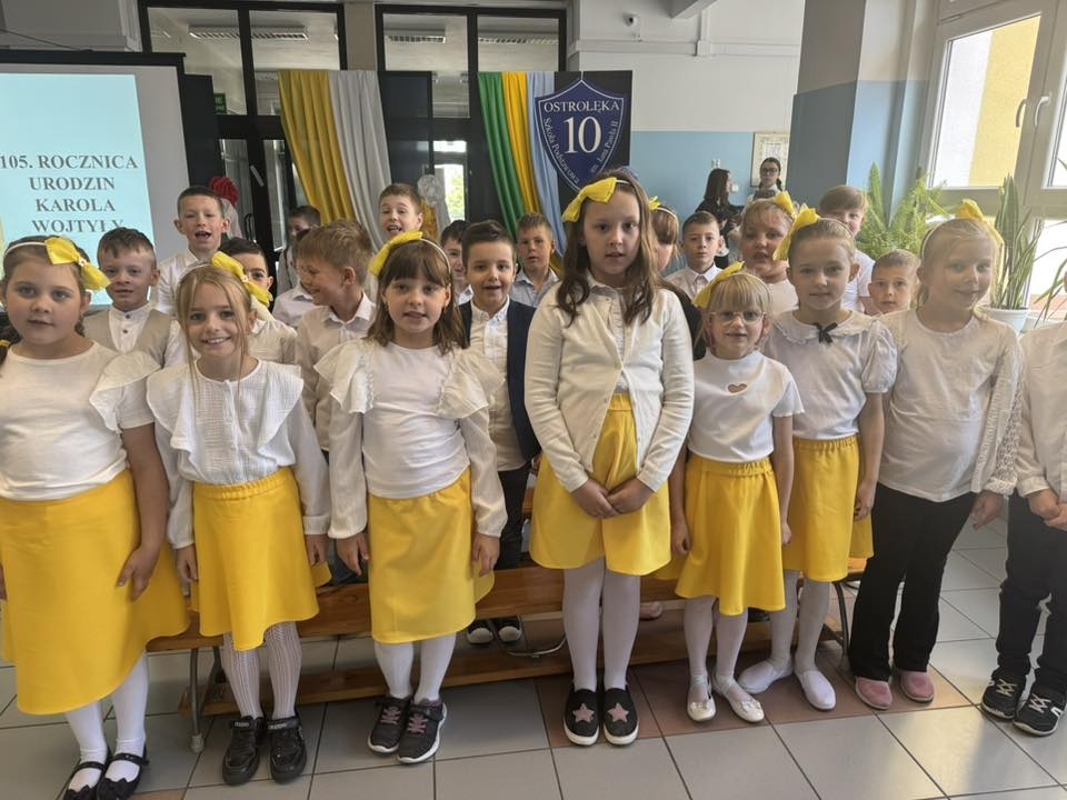 Apel w Szkole Podstawowej nr 10 z okazji 105. urodzin św. Jana Pawła II [27.05.2025] - zdjęcie #14 - eOstroleka.pl