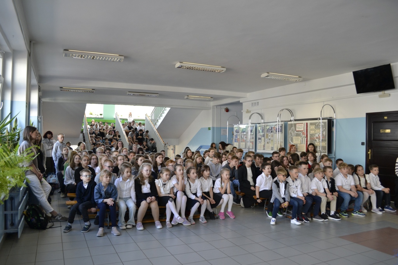 Apel w Szkole Podstawowej nr 10 z okazji 105. urodzin św. Jana Pawła II [27.05.2025] - zdjęcie #12 - eOstroleka.pl