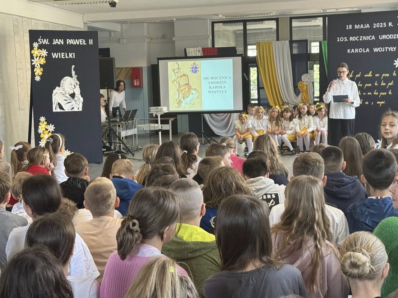 Apel w Szkole Podstawowej nr 10 z okazji 105. urodzin św. Jana Pawła II [27.05.2025] - zdjęcie #10 - eOstroleka.pl