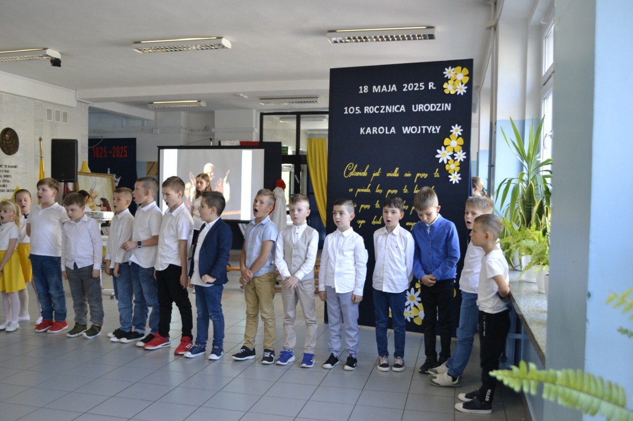 Apel w Szkole Podstawowej nr 10 z okazji 105. urodzin św. Jana Pawła II [27.05.2025] - zdjęcie #6 - eOstroleka.pl