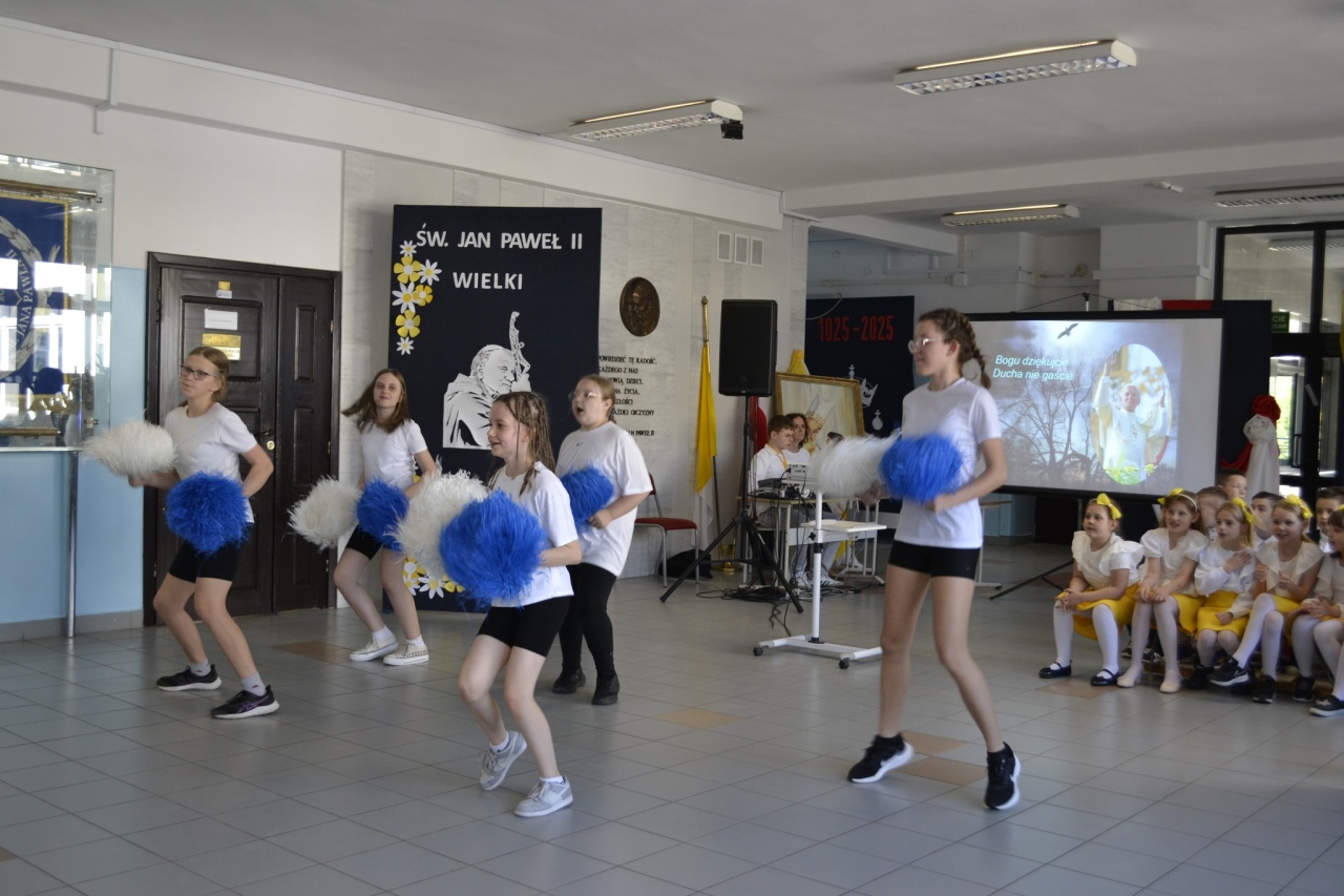 Apel w Szkole Podstawowej nr 10 z okazji 105. urodzin św. Jana Pawła II [27.05.2025] - zdjęcie #5 - eOstroleka.pl
